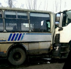 В Кирове столкнулись фура и два автобуса: пострадали три ребенка