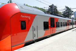 В Котельниче десятки горожан выстроились возле путей, чтобы встретить новый поезд «Ласточка»