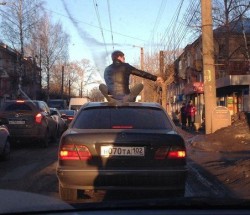 В Кирове молодой человек ради острых ощущений залез на крышу автомобиля