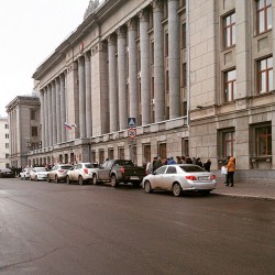 Сегодня полиция оцепила территорию у здания областного правительства