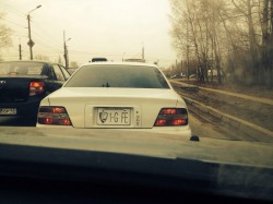 В Кирове автолюбитель прикрутил на свою машину табличку с изображением Путина