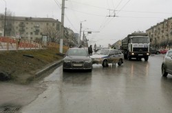 На Октябрьском проспекте машина полиции без водителя въехала в припаркованный авто