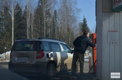 В Кирове водитель оставил бензоколонку без топлива, сорвав пистолет