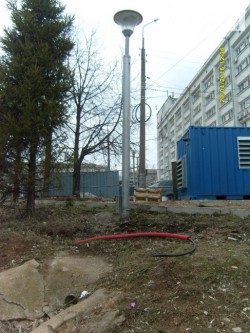 В центре Кирова из земли торчал провод под напряжением