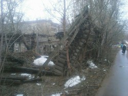 В Кирове обломки аварийного здания грозят упасть на головы прохожих