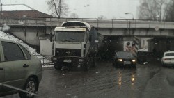 В Кировской области большегруз застрял под мостом: образовалась большая пробка