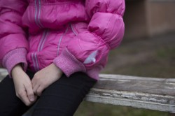 В Кировской области мать бросила дочерей, которые страдают психической болезнью и задержкой в развитии