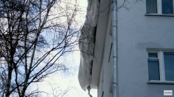 Кировчанке, пострадавшей от падения снега с крыши, возместят расходы на лечение