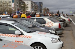 Кировские таксисты вновь собрались на Октябрьском проспекте, чтобы отстаивать свои права