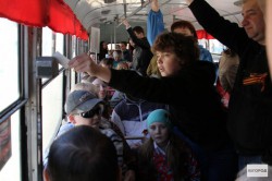 День Победы в Кирове: в ретро-троллейбусе пассажиры пробивали билеты через компостер