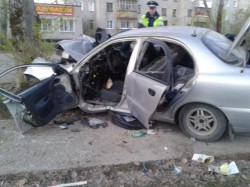 В Кирове иномарка влетела в дерево: спасатели вырезали несовершеннолетнего водителя из искореженного авто