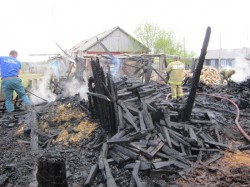 Сгорел дом семьи Кулаковых: мать с серьезными ожогами находится в больнице