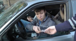 Видео: в Кирове задержали пьяного водителя, который развозил своих друзей по домам