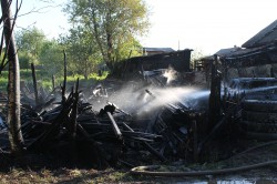 Видео: из-за искры в сарае в поселке Новом сгорели два автомобиля