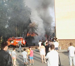Срочно! В центре Кирова горят деревянные дома