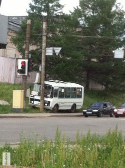 В Кирове автобус врезался в столб: по словам очевидцев, у ПАЗика отказали тормоза