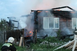Видео: из-за короткого замыкания сгорел дом