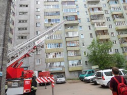 Пожар в Кирове: чтобы потушить пламя спасатели спилили шлагбаум