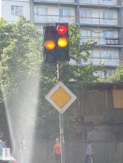 В Кирове стоит двойной светофор, показывающий разные сигналы