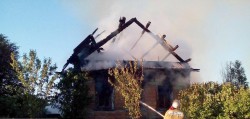 В Кировской области сгорели частный дом и припаркованный рядом автомобиль