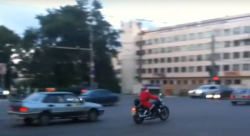 ВИДЕО: по Кирову Дед Мороз разъезжает на мотоцикле