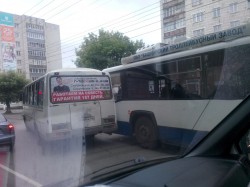 На Октябрьском проспекте столкнулись «ПАЗик» и троллейбус: образовалась пробка