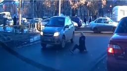 Видео: в Кирове водитель сбил парня и уехал с места ДТП