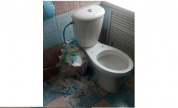 Куча мусора в туалете детской больницы возмутила кировчанку