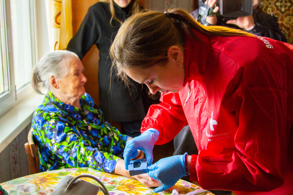 Волонтеры для пожилых. Волонтеры и пожилые люди. Волонтеры помогают пожилым. Волонтерство пожилым людям. Волонтеры помогают пенсионерам.