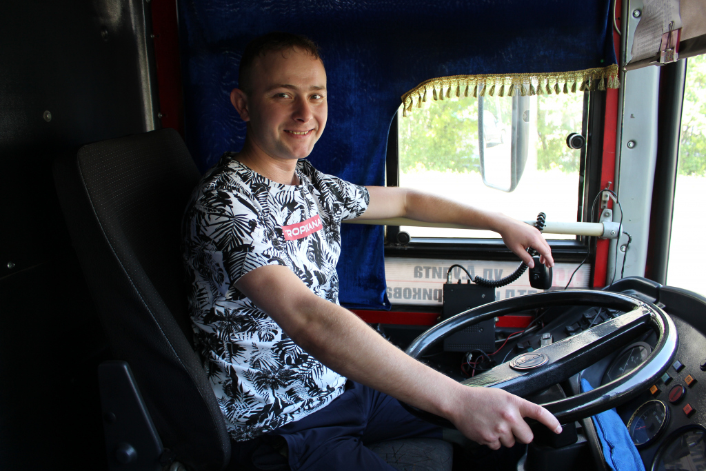 Водитель автобуса александров. Молодой водитель автобуса. Красивый водитель автобуса. Молодые водители автобусов.