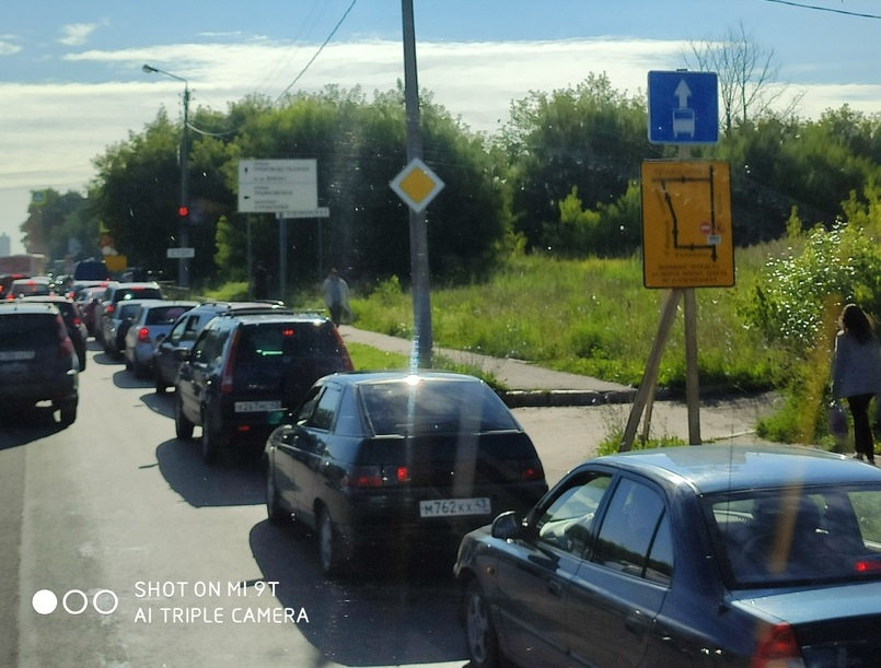 «Автобусы разворачиваются, люди опаздывают, машины застревают!»: кировчане жалуются на транспортный коллапс на Щорса