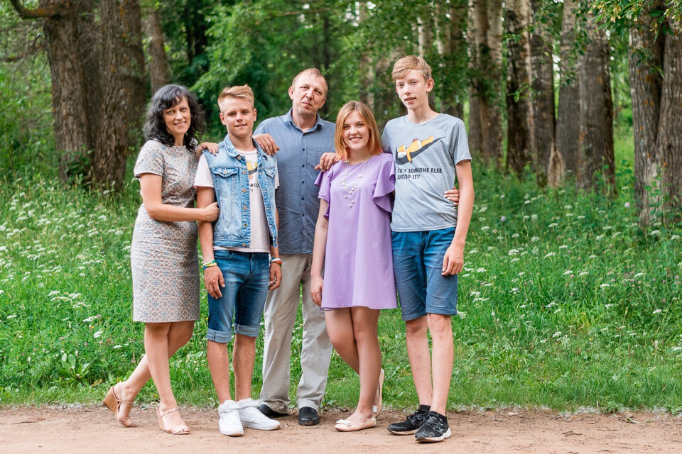Ирина Васенина с семьей и воспитанником Артемом