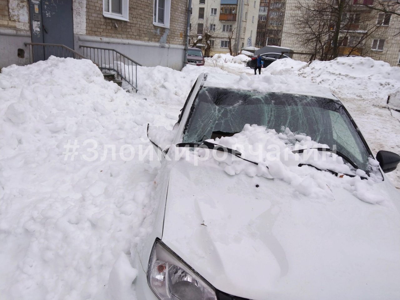 В Кирове крышу автомобиля раздавило снегом