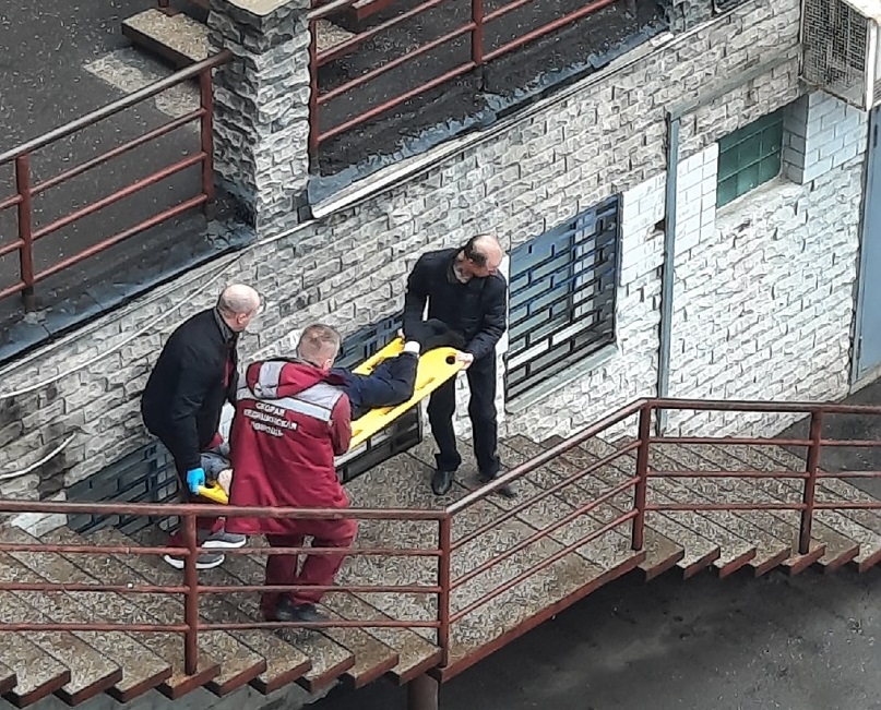 Мужчина выпавший из окна сегодня. Мужчина выпал с 14 этажа. Киров из окна.