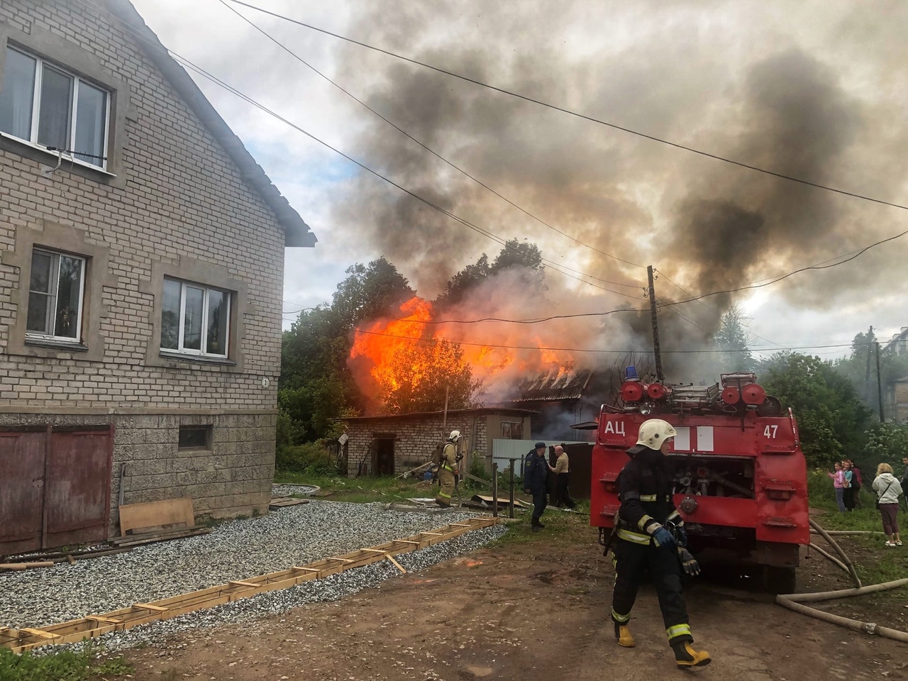 В Кировской области произошел сильный пожар: сгорела заброшка