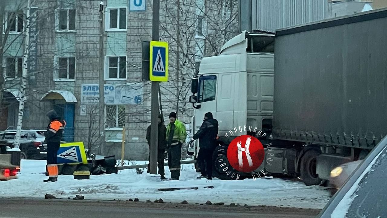 ДТП в Кирове: на Производственной фура снесла светофор и дорожный знак