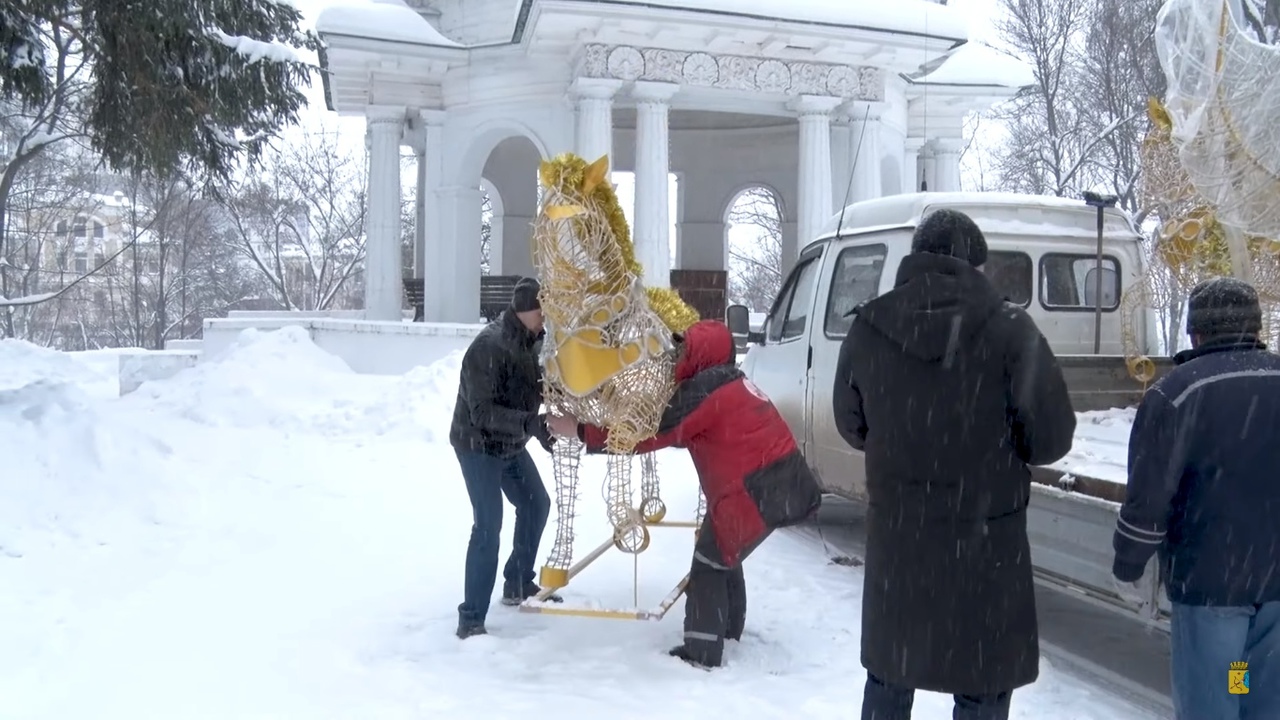 В Александровском саду в Кирове установили золотую карету и крылья ангела