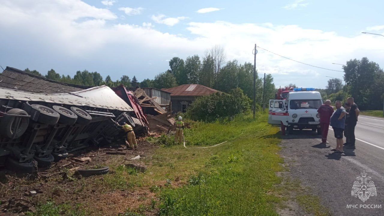 27 июня в Кировской области водитель грузовика съехал в кювет и влетел в дом  | 27.06.2023 | Киров - БезФормата