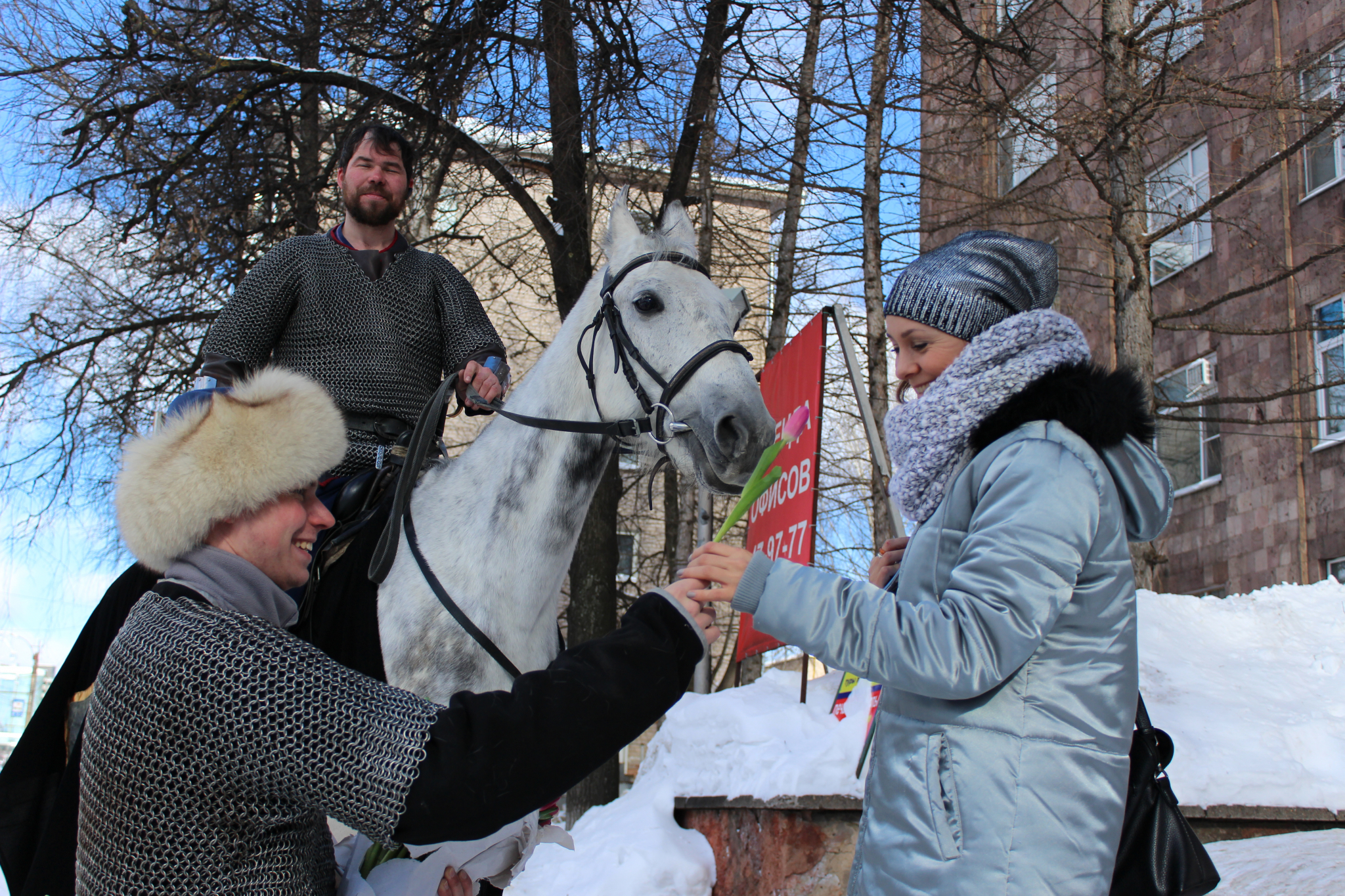 Город в лицах:  рыцарь на белом коне поздравил кировчанок с 8 марта