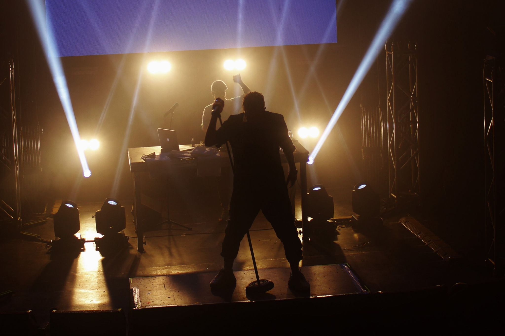 Концерт Элджея: ультрамариновые танцы, безумные фанатки и флешмоб