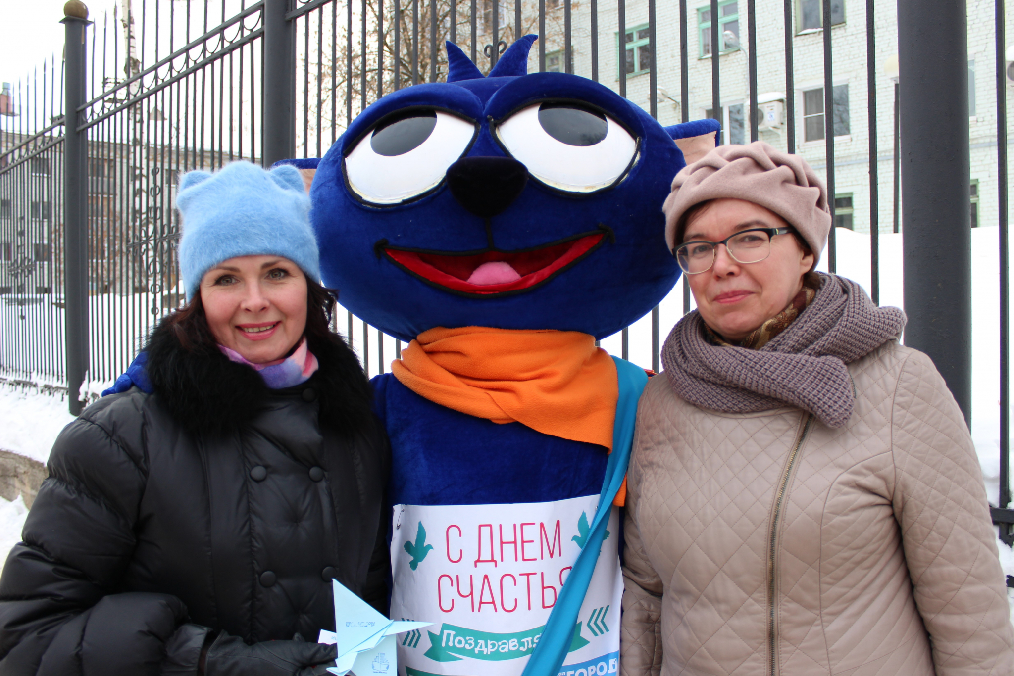 Город в лицах: кировчан поздравили с Днем счастья