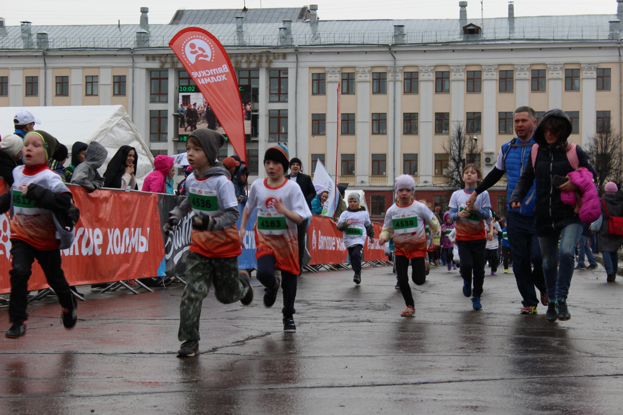Город в лицах: в Кирове прошел благотворительный полумарафон "Вятские холмы-2018"