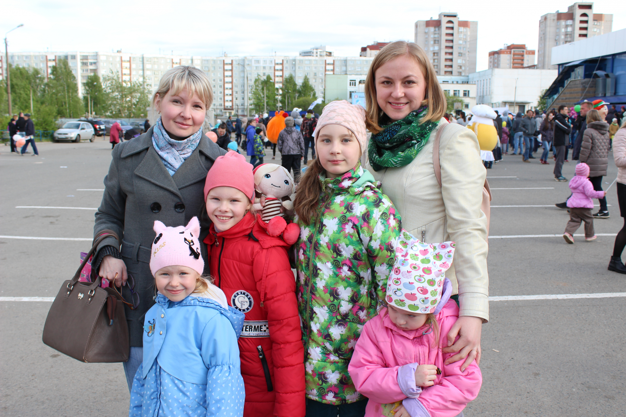 Город в лицах: праздник у ТЦ Фестиваль в честь Дня защиты детей