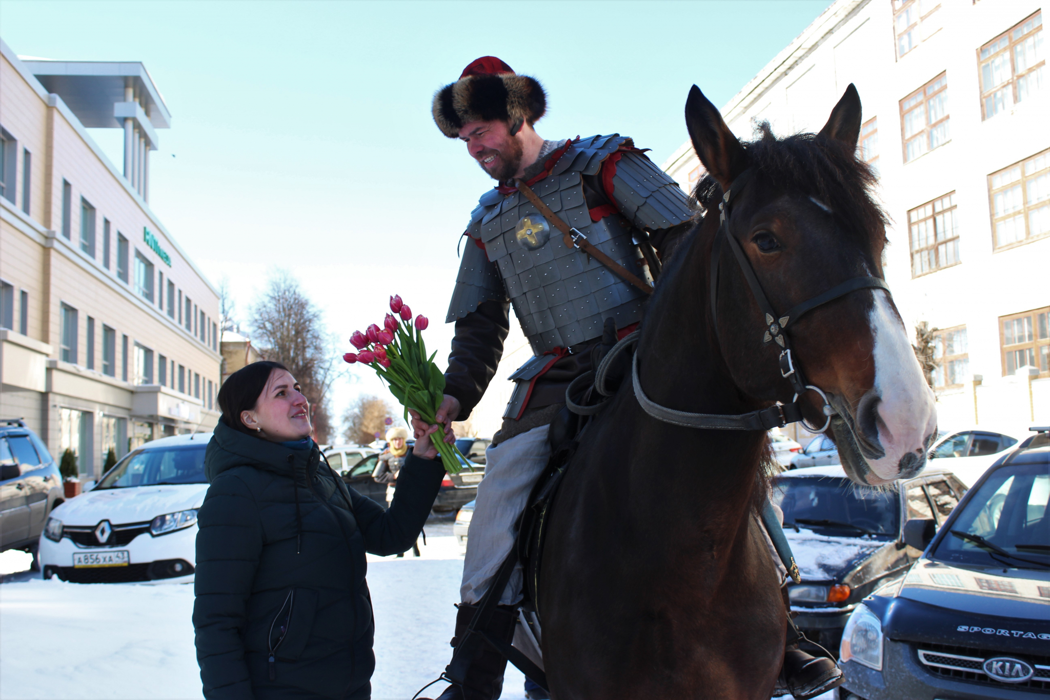 Город в лицах: воевода на бравом коне поздравил кировчанок с 8 марта