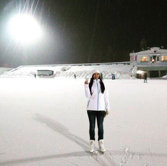 Чем занимаются кировчанки в выходные: 10 фото кировских девушек на катке