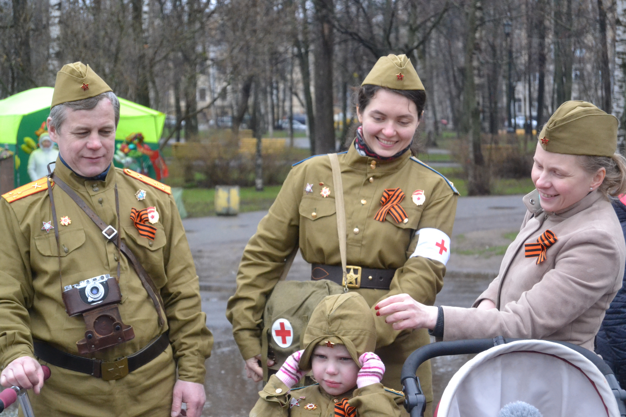 Лица города: как День Победы отмечают в Александровском саду и на набережной Грина
