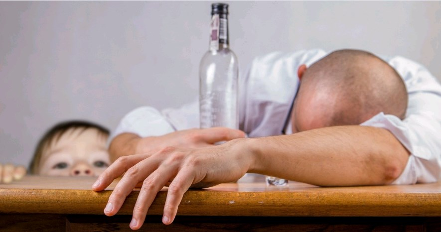 Если пьющий человек отказывается лечиться, как себя должны вести близкие?