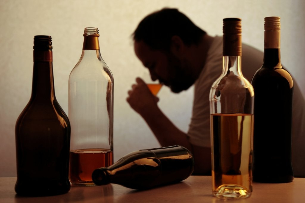 Как правильно вести себя с человеком, который лечится от алкоголизма?