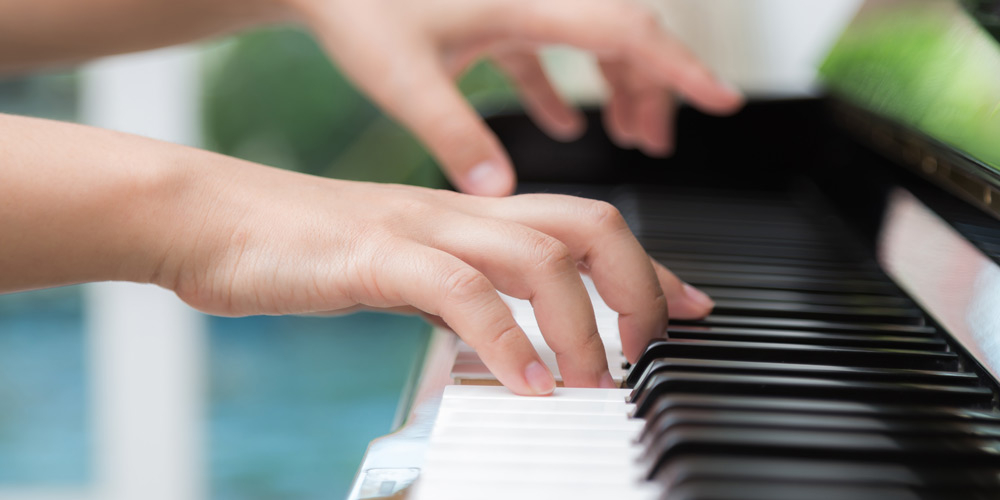 Можно ли обучиться игре на фортепиано, если у человека маленькая рука и короткие пальцы?