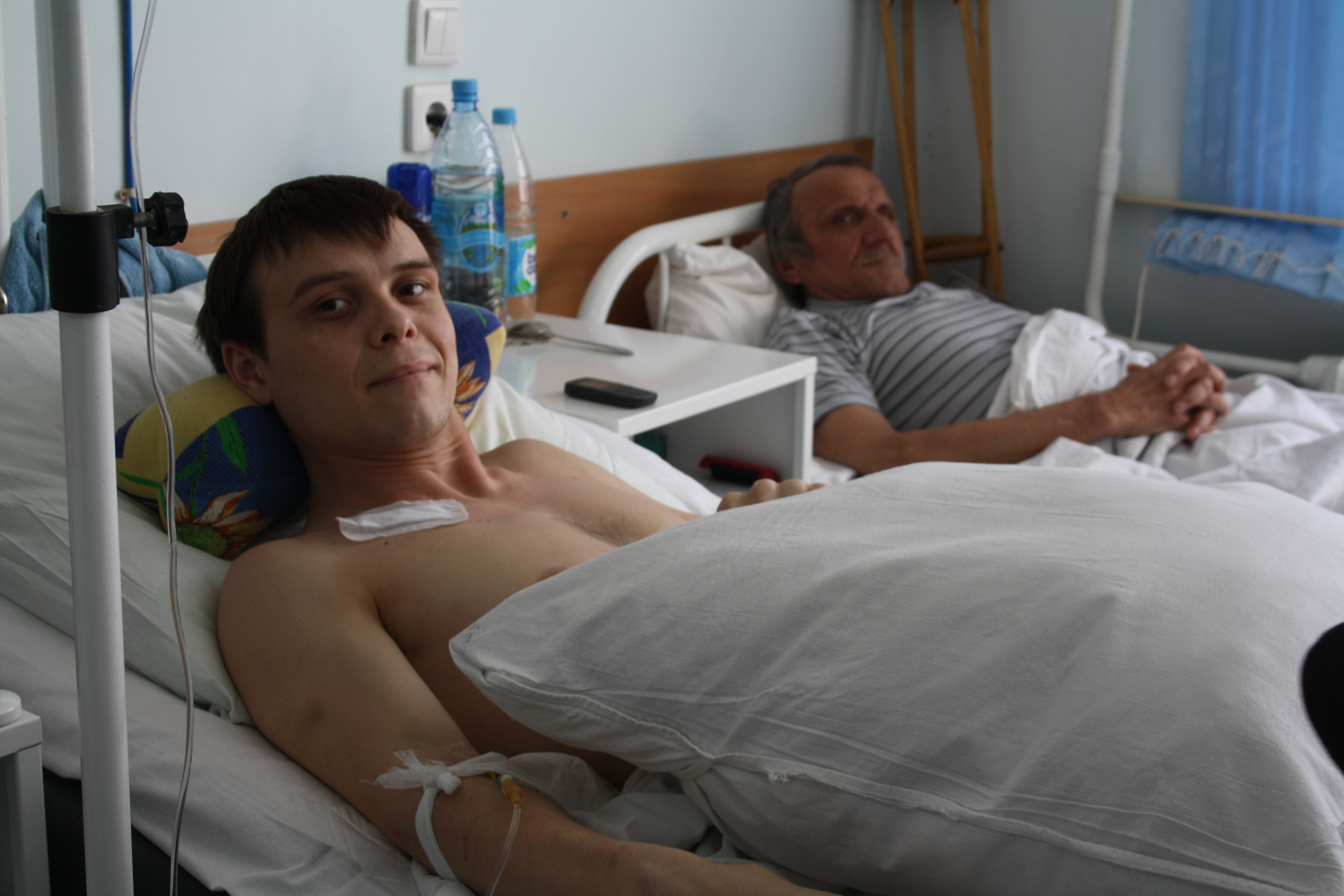 Раненые в больнице москвы. Молодые люди в больнице.